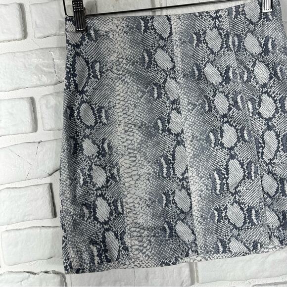 Free People Snakeskin Print Mini Skirt Grey and White Size 2 - Picture 9 of 9